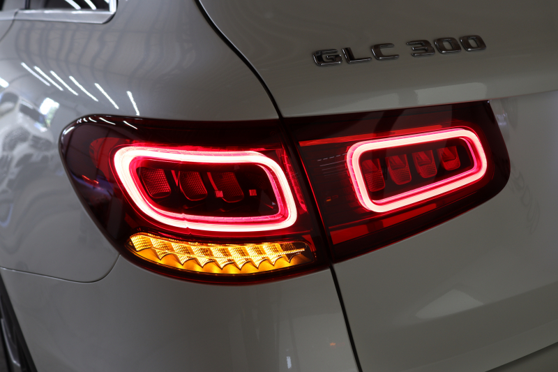 メルセデスベンツ GLC GLC300 4MATIC AMGﾗｲﾝ ﾚｻﾞｰｴｸｽｸﾙｰｼﾌﾞ&ﾚｰﾀﾞｰｾｰﾌﾃｨPKG　後期 ｷｰﾚｽｺﾞｰ 黒本革 ﾍﾞﾝﾁﾚｰﾀｰ ﾊﾟﾉﾗﾏSR ﾍｯﾄﾞｱｯﾌﾟD MBUXﾅﾋﾞTV BT音楽 ﾌﾞﾙﾒｽﾀｰ 360ｶﾒﾗ PTS LEDﾗｲﾄ 自動Rｹﾞｰﾄ ﾊﾝｽﾞﾌﾘｰA AMGｴｱﾛ&20AW ｴｱｻｽ 9AT　2年保証