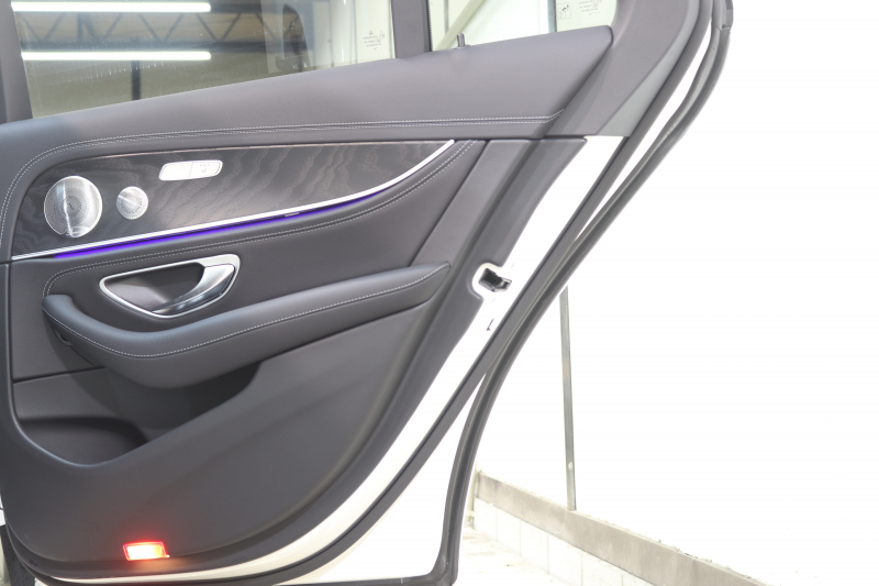 メルセデスベンツ Eクラス E200 ｽﾎﾟｰﾂ AMGﾗｲﾝｲﾝﾃﾘｱ&ｴｸｽｸﾙｰｼﾌﾞ&ﾚｰﾀﾞｰｾｰﾌﾃｨPKG　BSG搭載 後期 1ｵｰﾅｰ MEｺﾈｸﾄ ｷｰﾚｽｺﾞｰ 黒本革 ﾍｯﾄﾞｱｯﾌﾟD MBUXﾅﾋﾞTV&ARﾅﾋﾞ ｽﾏﾎ連携 ﾌﾞﾙﾒｽﾀｰ 360ｶﾒﾗ PTS LEDﾗｲﾄ 自動ﾄﾗﾝｸ AMGｴｱﾛ&19AW ﾜｲﾔﾚｽ充電 9AT　2年保証