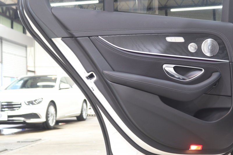 メルセデスベンツ Eクラス E200 ｽﾎﾟｰﾂ AMGﾗｲﾝｲﾝﾃﾘｱ&ｴｸｽｸﾙｰｼﾌﾞ&ﾚｰﾀﾞｰｾｰﾌﾃｨPKG　BSG搭載 後期 1ｵｰﾅｰ MEｺﾈｸﾄ ｷｰﾚｽｺﾞｰ 黒本革 ﾍｯﾄﾞｱｯﾌﾟD MBUXﾅﾋﾞTV&ARﾅﾋﾞ ｽﾏﾎ連携 ﾌﾞﾙﾒｽﾀｰ 360ｶﾒﾗ PTS LEDﾗｲﾄ 自動ﾄﾗﾝｸ AMGｴｱﾛ&19AW ﾜｲﾔﾚｽ充電 9AT　2年保証