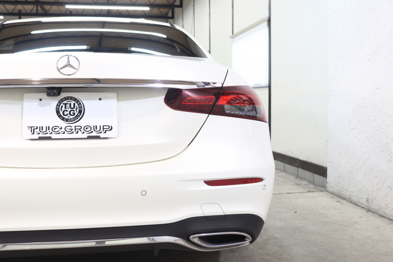 メルセデスベンツ Eクラス E200 ｽﾎﾟｰﾂ AMGﾗｲﾝｲﾝﾃﾘｱ&ｴｸｽｸﾙｰｼﾌﾞ&ﾚｰﾀﾞｰｾｰﾌﾃｨPKG　BSG搭載 後期 1ｵｰﾅｰ MEｺﾈｸﾄ ｷｰﾚｽｺﾞｰ 黒本革 ﾍｯﾄﾞｱｯﾌﾟD MBUXﾅﾋﾞTV&ARﾅﾋﾞ ｽﾏﾎ連携 ﾌﾞﾙﾒｽﾀｰ 360ｶﾒﾗ PTS LEDﾗｲﾄ 自動ﾄﾗﾝｸ AMGｴｱﾛ&19AW ﾜｲﾔﾚｽ充電 9AT　2年保証