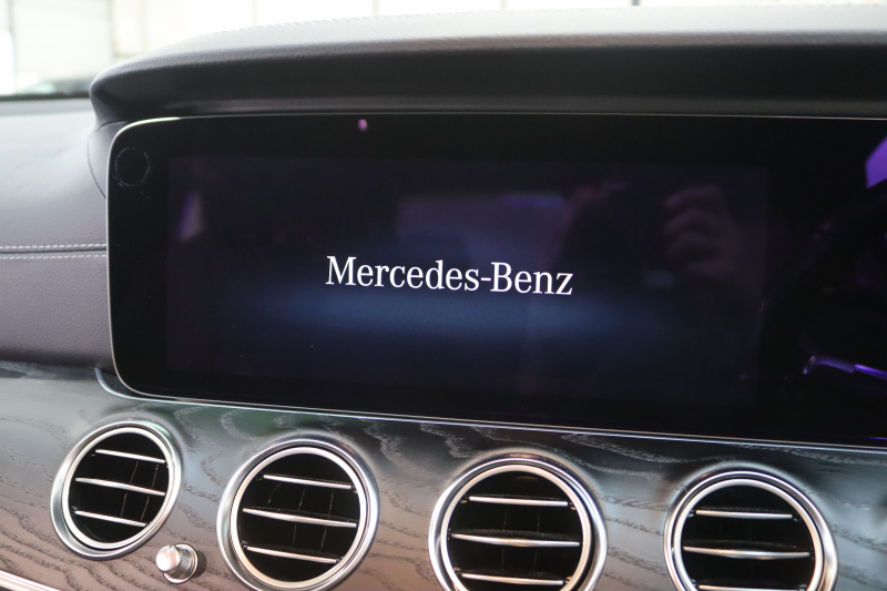 メルセデスベンツ Eクラス E200 ｽﾎﾟｰﾂ AMGﾗｲﾝｲﾝﾃﾘｱ&ｴｸｽｸﾙｰｼﾌﾞ&ﾚｰﾀﾞｰｾｰﾌﾃｨPKG　BSG搭載 後期 1ｵｰﾅｰ MEｺﾈｸﾄ ｷｰﾚｽｺﾞｰ 黒本革 ﾍｯﾄﾞｱｯﾌﾟD MBUXﾅﾋﾞTV&ARﾅﾋﾞ ｽﾏﾎ連携 ﾌﾞﾙﾒｽﾀｰ 360ｶﾒﾗ PTS LEDﾗｲﾄ 自動ﾄﾗﾝｸ AMGｴｱﾛ&19AW ﾜｲﾔﾚｽ充電 9AT　2年保証