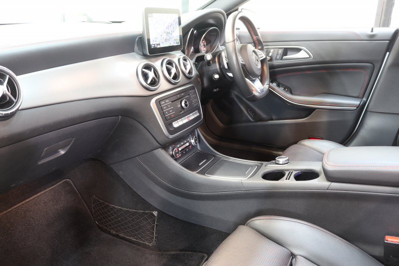 メルセデスベンツ CLAクラス CLA180ｽﾎﾟｰﾂ AMGﾚｻﾞｰｴｸｽｸﾙｰｼﾌﾞ&ﾚｰﾀﾞｰｾｰﾌﾃｨPKG　後期 ｷｰﾚｽｺﾞｰ 黒本革 ﾊﾟﾉﾗﾏSR HDDﾅﾋﾞTV ｽﾏﾎ連携 harman/kardon ﾊﾞｯｸｶﾒﾗ PTS LEDﾗｲﾄ AMGｴｱﾛ&18AW ﾀﾞｲﾅﾐｯｸS 7AT　2年保証