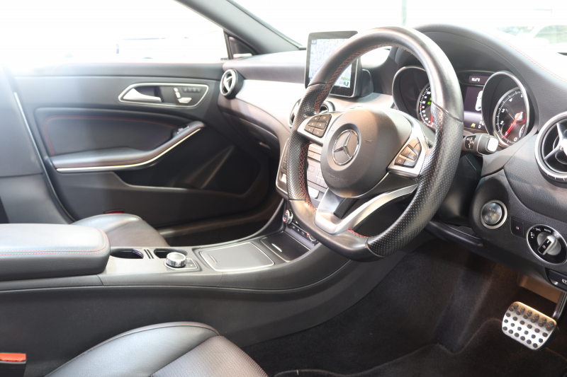 メルセデスベンツ CLAクラス CLA180ｽﾎﾟｰﾂ AMGﾚｻﾞｰｴｸｽｸﾙｰｼﾌﾞ&ﾚｰﾀﾞｰｾｰﾌﾃｨPKG　後期 ｷｰﾚｽｺﾞｰ 黒本革 ﾊﾟﾉﾗﾏSR HDDﾅﾋﾞTV ｽﾏﾎ連携 harman/kardon ﾊﾞｯｸｶﾒﾗ PTS LEDﾗｲﾄ AMGｴｱﾛ&18AW ﾀﾞｲﾅﾐｯｸS 7AT　2年保証