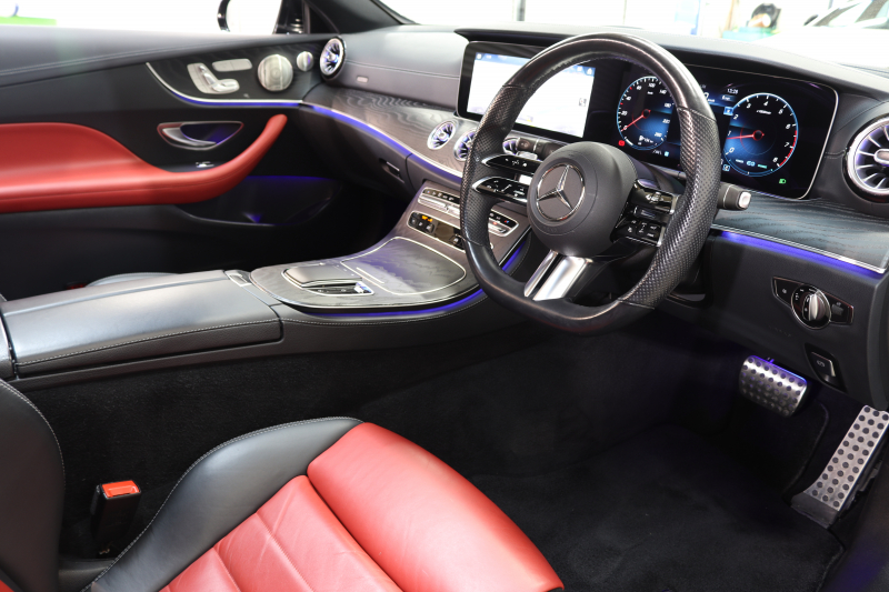 メルセデスベンツ Eクラス E200ｸｰﾍﾟ ｽﾎﾟｰﾂ ﾚｰﾀﾞｰｾｰﾌﾃｨPKG　後期 BSG搭載 1ｵｰﾅｰ MEｺﾈｸﾄ ｷｰﾚｽｺﾞｰ 黒/赤本革 ﾊﾟﾉﾗﾏSR ﾍｯﾄﾞｱｯﾌﾟD MBUX/ARﾅﾋﾞTV ｽﾏﾎ連携 ﾌﾞﾙﾒｽﾀｰ 360ｶﾒﾗ PTS LEDﾗｲﾄ AMGｴｱﾛ&19AW 9AT　2年保証