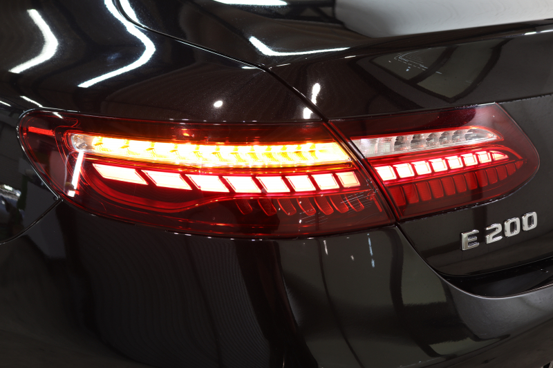 メルセデスベンツ Eクラス E200ｸｰﾍﾟ ｽﾎﾟｰﾂ ﾚｰﾀﾞｰｾｰﾌﾃｨPKG　後期 BSG搭載 1ｵｰﾅｰ MEｺﾈｸﾄ ｷｰﾚｽｺﾞｰ 黒/赤本革 ﾊﾟﾉﾗﾏSR ﾍｯﾄﾞｱｯﾌﾟD MBUX/ARﾅﾋﾞTV ｽﾏﾎ連携 ﾌﾞﾙﾒｽﾀｰ 360ｶﾒﾗ PTS LEDﾗｲﾄ AMGｴｱﾛ&19AW 9AT　2年保証