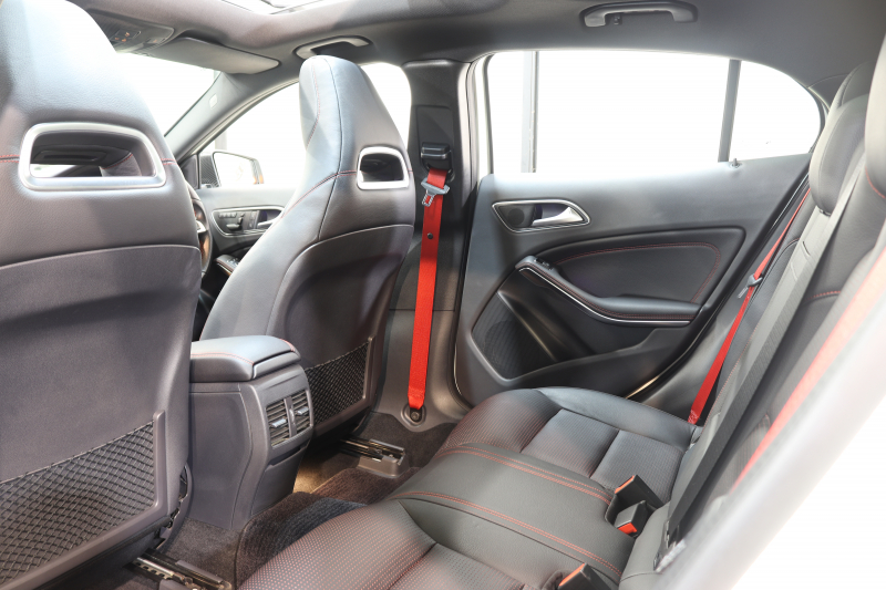 AMG GLA GLA45 4MATIC ﾚｰﾀﾞｰｾｰﾌﾃｨPKG　中期 ｷｰﾚｽｺﾞｰ 黒本革 ﾊﾟﾉﾗﾏSR HDDﾅﾋﾞTV ｽﾏﾎ連携 ﾊﾞｯｸｶﾒﾗ PTS ｷｾﾉﾝﾗｲﾄ 自動Rｹﾞｰﾄ AMG専用装備&ﾁｭｰﾆﾝｸﾞ 7AT　2年保証