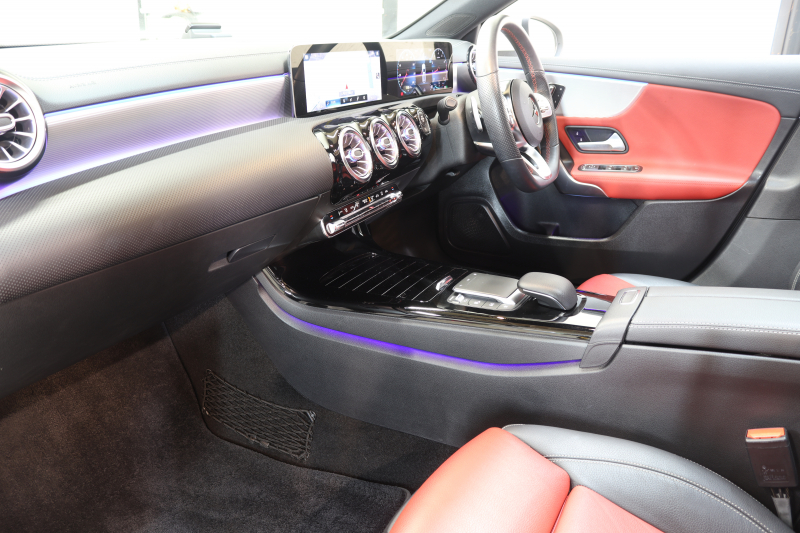 メルセデスベンツ Aクラス A180ｽﾀｲﾙ AMGﾗｲﾝ AMGﾚｻﾞｰｴｸｽｸﾙｰｼﾌﾞ&ﾅﾋﾞｹﾞｰｼｮﾝ&ﾚｰﾀﾞｰｾｰﾌﾃｨPKG　1ｵｰﾅｰ ｷｰﾚｽｺﾞｰ 赤/黒本革 ﾊﾟﾉﾗﾏSR MBUXﾅﾋﾞTV BT音楽 ﾊﾞｯｸｶﾒﾗ PTS LEDﾗｲﾄ AMGｴｱﾛ&18AW ﾀﾞｲﾅﾐｯｸｾﾚｸﾄ ﾜｲﾔﾚｽ充電 7AT　2年保証