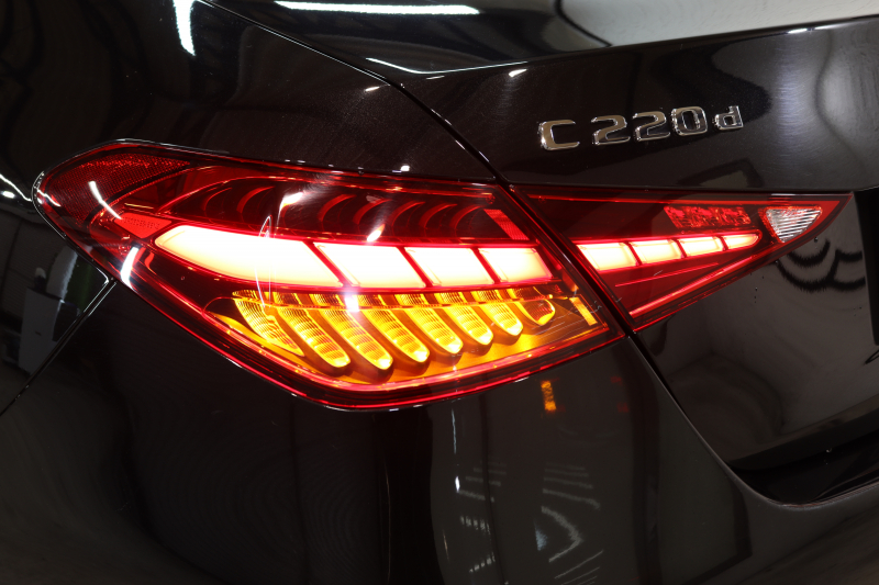 メルセデスベンツ Cクラス C220d AVG AMGﾗｲﾝ ﾚｻﾞｰｴｸｽｸﾙｰｼﾌﾞ&ﾍﾞｰｼｯｸ&ﾚｰﾀﾞｰｾｰﾌﾃｨPKG　ISG搭載 ｷｰﾚｽｺﾞｰ 黒本革 ﾊﾟﾉﾗﾏSR ﾍｯﾄﾞｱｯﾌﾟD MBUX/ARﾅﾋﾞTV ｽﾏﾎ連携 360ｶﾒﾗ PTS LEDﾗｲﾄ 自動ﾄﾗﾝｸ AMGｴｱﾛ&18AW ﾜｲﾔﾚｽ充電 9AT　2年保証