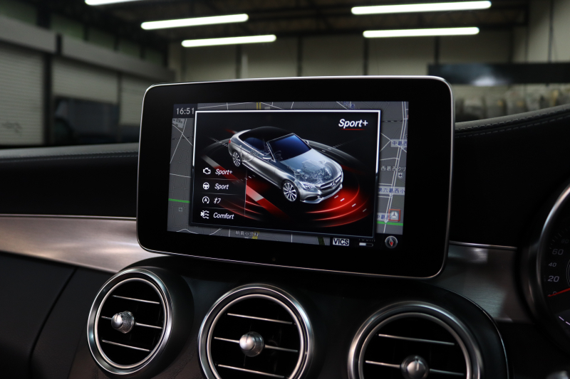 メルセデスベンツ Cクラス C180ｶﾌﾞﾘｵﾚ ｽﾎﾟｰﾂ ﾚｻﾞｰｴｸｽｸﾙｰｼﾌﾞ&ﾚｰﾀﾞｰｾｰﾌﾃｨPKG　ｷｰﾚｽｺﾞｰ 赤本革 ｴｱｽｶｰﾌ ﾍｯﾄﾞｱｯﾌﾟD HDDﾅﾋﾞTV BT音楽 ﾊﾞｯｸｶﾒﾗ PTS LEDﾗｲﾄ AMGｴｱﾛ&19AW ﾀﾞｲﾅﾐｯｸS 赤幌 9AT　2年保証