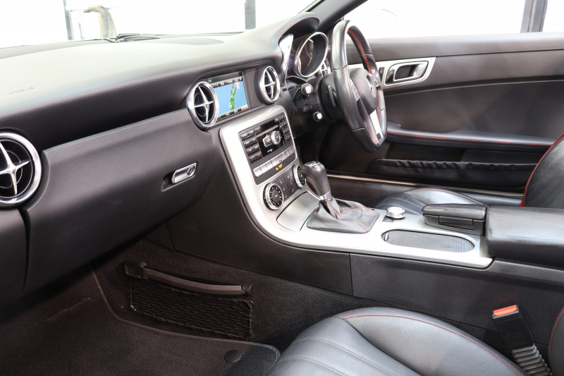 メルセデスベンツ SLKクラス SLK200 ｴｸｽｸﾙｰｼﾌﾞ AMGｽﾎﾟｰﾂ&ﾚｰﾀﾞｰｾｰﾌﾃｨPKG　中期 ｷｰﾚｽｺﾞｰ 黒本革 ｴｱｽｶｰﾌ ｶﾞﾗｽﾙｰﾌ HDDﾅﾋﾞTV BT音楽 ﾊﾞｯｸｶﾒﾗ PTS DSRC ｷｾﾉﾝ AMGｴｱﾛ&18AW ｴｱｶﾞｲﾄﾞ　2年保証