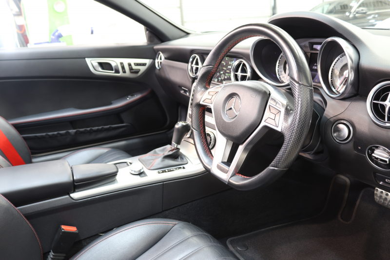 メルセデスベンツ SLKクラス SLK200 ｴｸｽｸﾙｰｼﾌﾞ AMGｽﾎﾟｰﾂ&ﾚｰﾀﾞｰｾｰﾌﾃｨPKG　中期 ｷｰﾚｽｺﾞｰ 黒本革 ｴｱｽｶｰﾌ ｶﾞﾗｽﾙｰﾌ HDDﾅﾋﾞTV BT音楽 ﾊﾞｯｸｶﾒﾗ PTS DSRC ｷｾﾉﾝ AMGｴｱﾛ&18AW ｴｱｶﾞｲﾄﾞ　2年保証