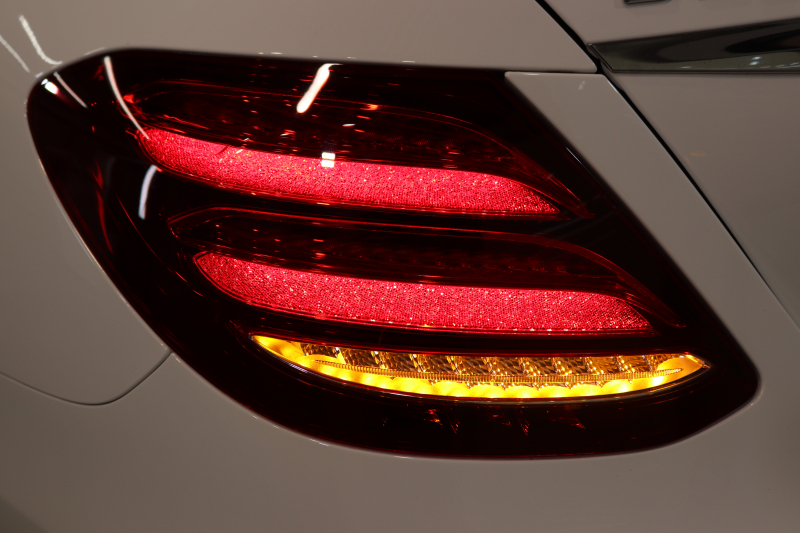 メルセデスベンツ Eクラス E220d AVG ｽﾎﾟｰﾂ ﾚｻﾞｰ&ﾚｰﾀﾞｰｾｰﾌﾃｨPKG　ｷｰﾚｽｺﾞｰ 黒本革 全席ｼｰﾄﾋｰﾀｰ HDDﾅﾋﾞTV ｽﾏﾎ連携 ﾌﾞﾙﾒｽﾀｰ 360ｶﾒﾗ PTS ｴｱﾊﾞﾗﾝｽPKG LEDﾗｲﾄ 自動ﾄﾗﾝｸ AMGｴｱﾛ&19AW ﾀﾞｲﾅﾐｯｸｾﾚｸﾄ 9AT　2年保証