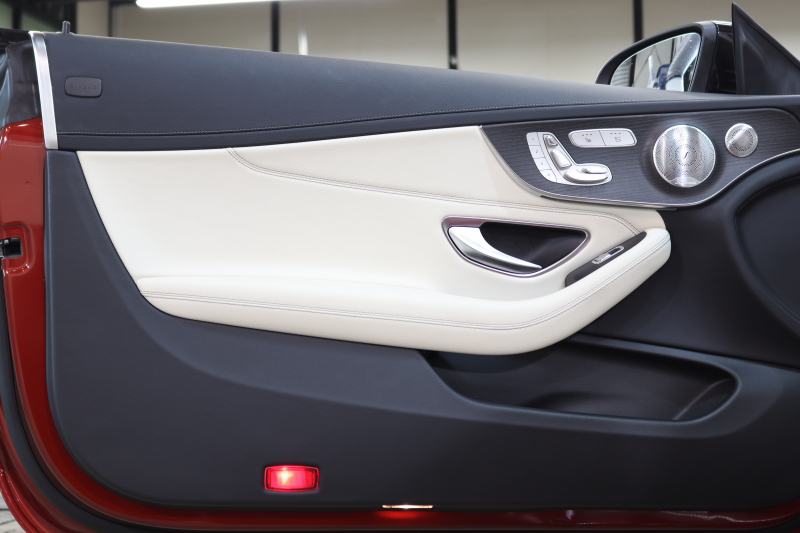 AMG Cクラス C43 4MATIC ｶﾌﾞﾘｵﾚ ﾚｰﾀﾞｰｾｰﾌﾃｨPKG　後期 ｷｰﾚｽｺﾞｰ 白本革 ｴｱｽｶｰﾌ ﾍｯﾄﾞｱｯﾌﾟD HDDﾅﾋﾞTV ｽﾏﾎ連携 ﾌﾞﾙﾒｽﾀｰ ﾊﾞｯｸｶﾒﾗ PTS LEDﾗｲﾄ AMG専用装備&ﾁｭｰﾆﾝｸﾞﾀﾞｲﾅﾐｯｸｾﾚｸﾄ 青幌 9AT　2年保証