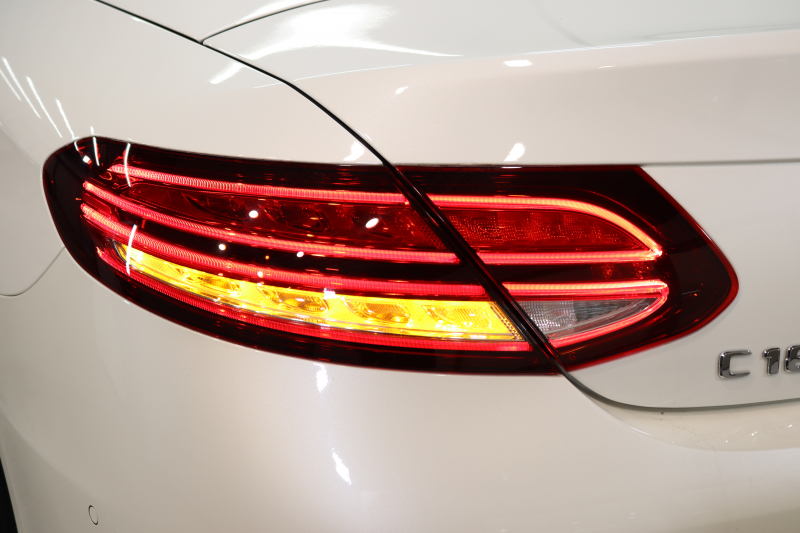 メルセデスベンツ Cクラス C180ｶﾌﾞﾘｵﾚ ｽﾎﾟｰﾂ ﾚｻﾞｰｴｸｽｸﾙｰｼﾌﾞ&ﾚｰﾀﾞｰｾｰﾌﾃｨPKG　後期最終 ｷｰﾚｽｺﾞｰ 白本革 ｴｱｽｶｰﾌ 青幌 ﾍｯﾄﾞｱｯﾌﾟD HDDﾅﾋﾞTV ｽﾏﾎ連携 ﾊﾞｯｸｶﾒﾗ PTS LEDﾗｲﾄ AMGｴｱﾛ&19AW ｴｱｻｽ 9AT　2年保証