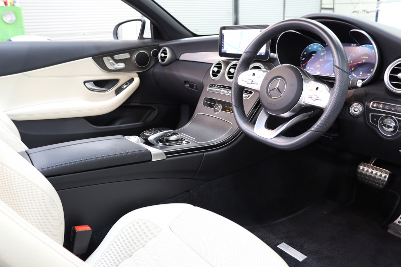 メルセデスベンツ Cクラス C180ｶﾌﾞﾘｵﾚ ｽﾎﾟｰﾂ ﾚｻﾞｰｴｸｽｸﾙｰｼﾌﾞ&ﾚｰﾀﾞｰｾｰﾌﾃｨPKG　後期最終 ｷｰﾚｽｺﾞｰ 白本革 ｴｱｽｶｰﾌ 青幌 ﾍｯﾄﾞｱｯﾌﾟD HDDﾅﾋﾞTV ｽﾏﾎ連携 ﾊﾞｯｸｶﾒﾗ PTS LEDﾗｲﾄ AMGｴｱﾛ&19AW ｴｱｻｽ 9AT　2年保証