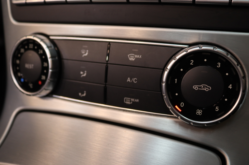 メルセデスベンツ SLKクラス SLK200ﾄﾚﾝﾄﾞ AMGｽﾎﾟｰﾂ&ﾚｰﾀﾞｰｾｰﾌﾃｨPKG　中期 黒本革 ｴｱｽｶｰﾌ ｶﾞﾗｽﾙｰﾌ HDDﾅﾋﾞTV BT音楽 DSRC ｷｾﾉﾝ AMGｴｱﾛ&18AW ﾄﾗﾝｸｽﾎﾟｲﾗｰ ｴｱｶﾞｲﾄﾞ　2年保証