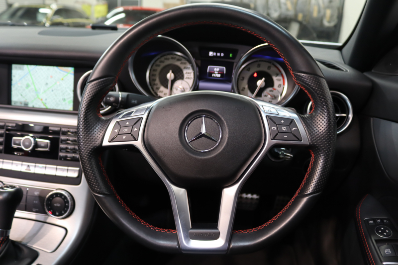 メルセデスベンツ SLKクラス SLK200ﾄﾚﾝﾄﾞ AMGｽﾎﾟｰﾂ&ﾚｰﾀﾞｰｾｰﾌﾃｨPKG　中期 黒本革 ｴｱｽｶｰﾌ ｶﾞﾗｽﾙｰﾌ HDDﾅﾋﾞTV BT音楽 DSRC ｷｾﾉﾝ AMGｴｱﾛ&18AW ﾄﾗﾝｸｽﾎﾟｲﾗｰ ｴｱｶﾞｲﾄﾞ　2年保証
