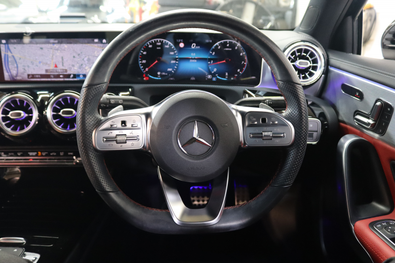 メルセデスベンツ Aクラス A180ｽﾀｲﾙ AMGﾗｲﾝ AMGﾚｻﾞｰｴｸｽｸﾙｰｼﾌﾞ&ｱﾄﾞﾊﾞﾝｽﾄﾞ&ﾅﾋﾞｹﾞｰｼｮﾝ&ﾚｰﾀﾞｰｾｰﾌﾃｨPKG　ｷｰﾚｽｺﾞｰ 赤/黒本革 ﾍｯﾄﾞｱｯﾌﾟD MBUXﾅﾋﾞTV BT音楽 ｱﾄﾞﾊﾞﾝｽﾄﾞｻｳﾝﾄﾞ 360ｶﾒﾗ PTS LEDﾗｲﾄ AMGｴｱﾛ&18AW ﾜｲﾔﾚｽ充電　2年保証