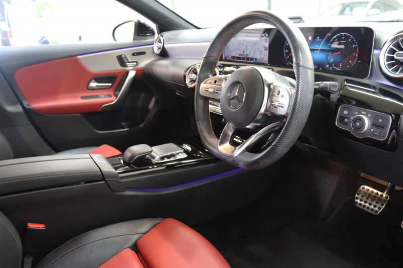 メルセデスベンツ Aクラス A180ｽﾀｲﾙ AMGﾗｲﾝ AMGﾚｻﾞｰｴｸｽｸﾙｰｼﾌﾞ&ｱﾄﾞﾊﾞﾝｽﾄﾞ&ﾅﾋﾞｹﾞｰｼｮﾝ&ﾚｰﾀﾞｰｾｰﾌﾃｨPKG　ｷｰﾚｽｺﾞｰ 赤/黒本革 ﾍｯﾄﾞｱｯﾌﾟD MBUXﾅﾋﾞTV BT音楽 ｱﾄﾞﾊﾞﾝｽﾄﾞｻｳﾝﾄﾞ 360ｶﾒﾗ PTS LEDﾗｲﾄ AMGｴｱﾛ&18AW ﾜｲﾔﾚｽ充電　2年保証