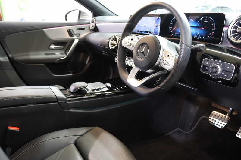 メルセデスベンツ Aクラス A180ｽﾀｲﾙ AMGﾗｲﾝ AMGﾚｻﾞｰｴｸｽｸﾙｰｼﾌﾞ&ｱﾄﾞﾊﾞﾝｽﾄﾞ&ﾅﾋﾞｹﾞｰｼｮﾝ&ﾚｰﾀﾞｰｾｰﾌﾃｨPKG　ｷｰﾚｽｺﾞｰ 灰/黒本革 ﾊﾟﾉﾗﾏSR HUD MBUXﾅﾋﾞTV BT音楽 ｱﾄﾞﾊﾞﾝｽﾄﾞｻｳﾝﾄﾞ 360ｶﾒﾗ PTS LEDﾗｲﾄ AMGｴｱﾛ&18AW ﾜｲﾔﾚｽ充電 希少色ﾓﾊｰﾍﾞｼﾙﾊﾞｰ　2年保証