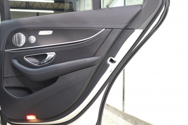 メルセデスベンツ Eクラス E300 ｽﾎﾟｰﾂ ｴｸｽｸﾙｰｼﾌﾞ&ﾚｰﾀﾞｰｾｰﾌﾃｨPKG　後期 MEｺﾈｸﾄ ｷｰﾚｽｺﾞｰ 黒本革 ﾊﾟﾉﾗﾏSR ﾍｯﾄﾞｱｯﾌﾟD MBUXﾅﾋﾞTV ｽﾏﾎ連携 ﾌﾞﾙﾒｽﾀｰ 360ｶﾒﾗ PTS LEDﾗｲﾄ 自動ﾄﾗﾝｸ AMGｴｱﾛ&19AW ﾀﾞｲﾅﾐｯｸS ｴｱｻｽ 9AT　2年保証