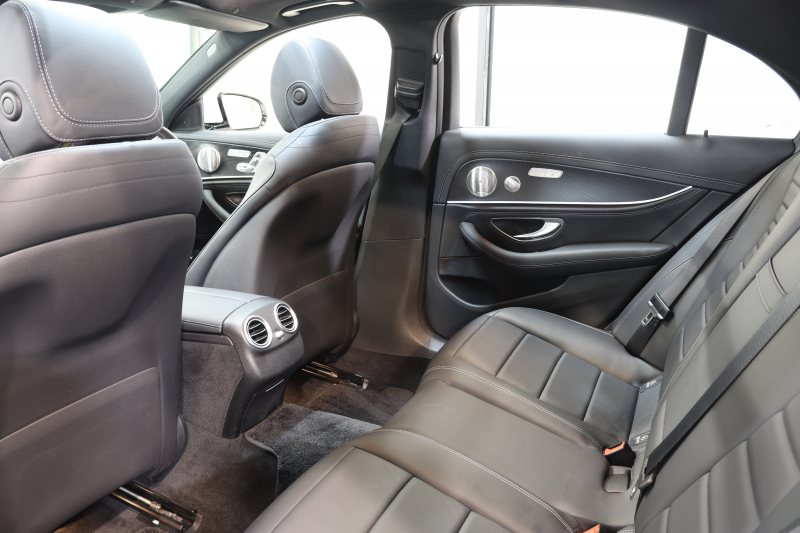 メルセデスベンツ Eクラス E300 ｽﾎﾟｰﾂ ｴｸｽｸﾙｰｼﾌﾞ&ﾚｰﾀﾞｰｾｰﾌﾃｨPKG　後期 MEｺﾈｸﾄ ｷｰﾚｽｺﾞｰ 黒本革 ﾊﾟﾉﾗﾏSR ﾍｯﾄﾞｱｯﾌﾟD MBUXﾅﾋﾞTV ｽﾏﾎ連携 ﾌﾞﾙﾒｽﾀｰ 360ｶﾒﾗ PTS LEDﾗｲﾄ 自動ﾄﾗﾝｸ AMGｴｱﾛ&19AW ﾀﾞｲﾅﾐｯｸS ｴｱｻｽ 9AT　2年保証