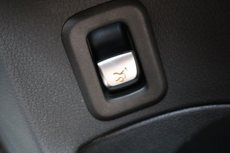 メルセデスベンツ Cクラス C200 AVG AMGﾗｲﾝ ﾚｰﾀﾞｰｾｰﾌﾃｨPKG　BSG搭載 後期 MEｺﾈｸﾄ ｷｰﾚｽｺﾞｰ 黒革 HDDﾅﾋﾞTV ｽﾏﾎ連携 ﾊﾞｯｸｶﾒﾗ PTS LEDﾗｲﾄ AMGｴｱﾛ&18AW ﾀﾞｲﾅﾐｯｸS ｴｱｻｽ 9AT　2年保証