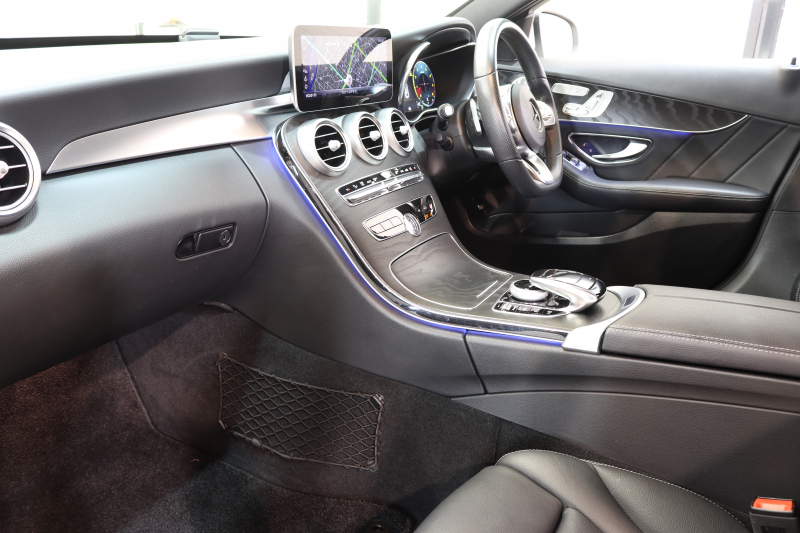 メルセデスベンツ Cクラス C200 AVG AMGﾗｲﾝ ﾚｻﾞｰｴｸｽｸﾙｰｼﾌﾞ&ﾚｰﾀﾞｰｾｰﾌﾃｨPKG　BSG搭載 後期 ｷｰﾚｽｺﾞｰ 黒本革 ﾍｯﾄﾞｱｯﾌﾟD HDDﾅﾋﾞTV ｽﾏﾎ連携 ﾌﾞﾙﾒｽﾀｰ ﾊﾞｯｸｶﾒﾗ PTS LEDﾗｲﾄ ﾊﾝｽﾞﾌﾘｰA AMGｴｱﾛ&18AW ｴｱｻｽ 9AT　2年保証