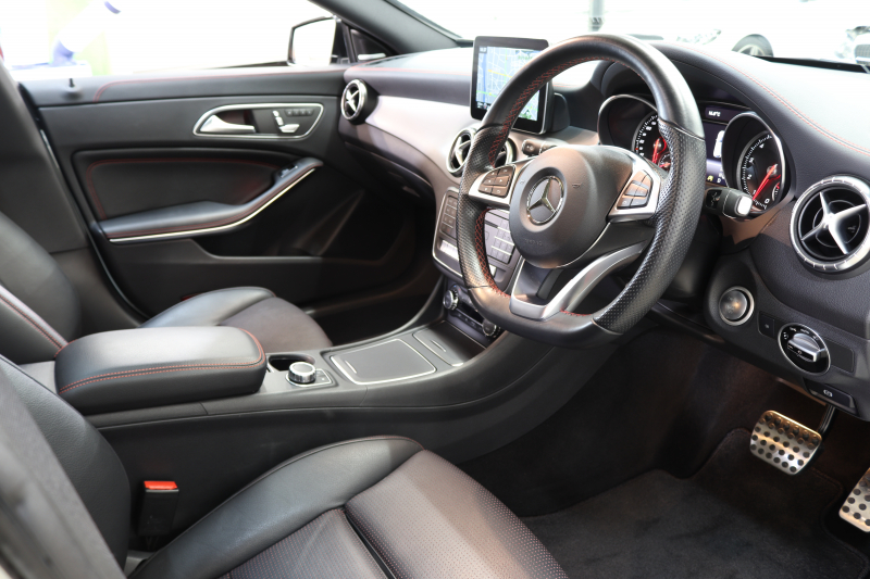 メルセデスベンツ CLAクラス CLA180ｼｭｰﾃｨﾝｸﾞﾌﾞﾚｰｸ ｽﾎﾟｰﾂ AMGﾚｻﾞｰｴｸｽｸﾙｰｼﾌﾞ&ﾚｰﾀﾞｰｾｰﾌﾃｨPKG　後期 ｷｰﾚｽｺﾞｰ 黒本革 ﾊﾟﾉﾗﾏSR HDDﾅﾋﾞTV&ｷｬﾝｾﾗｰ ｽﾏﾎ連携 harman/kardon ﾊﾞｯｸｶﾒﾗ PTS LEDﾗｲﾄ 自動Rｹﾞｰﾄ ﾊﾝｽﾞﾌﾘｰA AMGｴｱﾛ&18AW 7AT　2年保証