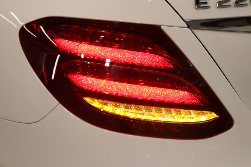 メルセデスベンツ Eクラス E220d AVG AMGﾗｲﾝ ﾚｰﾀﾞｰｾｰﾌﾃｨPKG　中期 ｷｰﾚｽｺﾞｰ 黒本革 ｼｰﾄﾋｰﾀｰ HDDﾅﾋﾞTV ｽﾏﾎ連携 BT音楽 360ｶﾒﾗ PTS LEDﾍｯﾄﾞﾗｲﾄ AMGｴｱﾛ&19AW ﾀﾞｲﾅﾐｯｸｾﾚｸﾄ ﾊﾟﾄﾞﾙｼﾌﾄ 9AT　2年保証