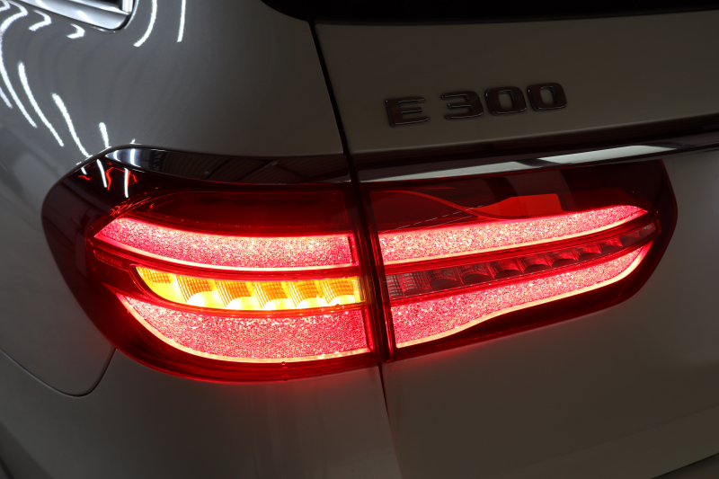 メルセデスベンツ Eクラス E300ｽﾃｰｼｮﾝﾜｺﾞﾝ AVG ｽﾎﾟｰﾂ ｴｸｽｸﾙｰｼﾌﾞ&ﾚｰﾀﾞｰｾｰﾌﾃｨPKG　中期 NEWｽﾃｱﾘﾝｸﾞ ｷｰﾚｽｺﾞｰ 黒本革 ﾊﾟﾉﾗﾏSR ﾍｯﾄﾞｱｯﾌﾟD HDDﾅﾋﾞTV ｽﾏﾎ連携 ﾌﾞﾙﾒｽﾀｰ 360ｶﾒﾗ PTS LEDﾗｲﾄ ﾊﾝｽﾞﾌﾘｰA AMGｴｱﾛ&19AW ﾀﾞｲﾅﾐｯｸS 9AT　2年保証