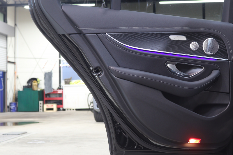 メルセデスベンツ Eクラス E200 ｽﾎﾟｰﾂ AMGﾗｲﾝｲﾝﾃﾘｱ&ｴｸｽｸﾙｰｼﾌﾞ&ﾚｰﾀﾞｰｾｰﾌﾃｨPKG　BSG搭載 後期 ｷｰﾚｽｺﾞｰ 黒本革 ﾍｯﾄﾞｱｯﾌﾟD MBUXﾅﾋﾞTV ｽﾏﾎ連携 ﾌﾞﾙﾒｽﾀｰ 360ｶﾒﾗ PTS LEDﾗｲﾄ 自動ﾄﾗﾝｸ AMGｴｱﾛ&19AW ﾜｲﾔﾚｽ充電 9AT　2年保証