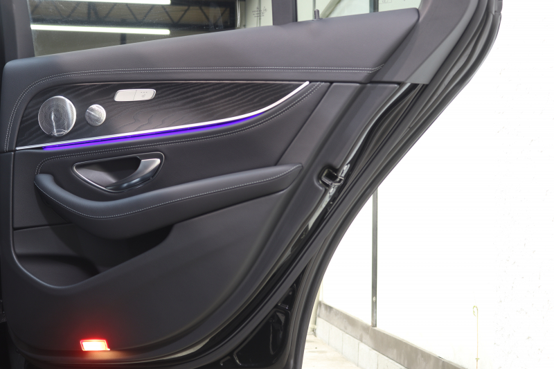 メルセデスベンツ Eクラス E200 ｽﾎﾟｰﾂ AMGﾗｲﾝｲﾝﾃﾘｱ&ｴｸｽｸﾙｰｼﾌﾞ&ﾚｰﾀﾞｰｾｰﾌﾃｨPKG　BSG搭載 後期 ｷｰﾚｽｺﾞｰ 黒本革 ﾍｯﾄﾞｱｯﾌﾟD MBUXﾅﾋﾞTV ｽﾏﾎ連携 ﾌﾞﾙﾒｽﾀｰ 360ｶﾒﾗ PTS LEDﾗｲﾄ 自動ﾄﾗﾝｸ AMGｴｱﾛ&19AW ﾜｲﾔﾚｽ充電 9AT　2年保証