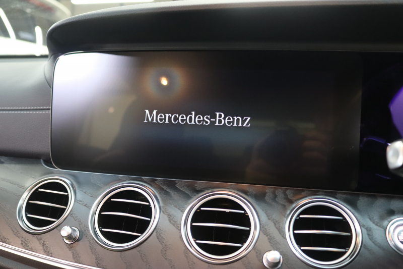 メルセデスベンツ Eクラス E200 ｽﾎﾟｰﾂ AMGﾗｲﾝｲﾝﾃﾘｱ&ｴｸｽｸﾙｰｼﾌﾞ&ﾚｰﾀﾞｰｾｰﾌﾃｨPKG　BSG搭載 後期 ｷｰﾚｽｺﾞｰ 黒本革 ﾍｯﾄﾞｱｯﾌﾟD MBUXﾅﾋﾞTV ｽﾏﾎ連携 ﾌﾞﾙﾒｽﾀｰ 360ｶﾒﾗ PTS LEDﾗｲﾄ 自動ﾄﾗﾝｸ AMGｴｱﾛ&19AW ﾜｲﾔﾚｽ充電 9AT　2年保証