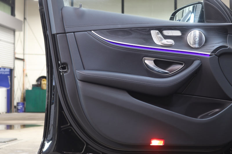 メルセデスベンツ Eクラス E200 ｽﾎﾟｰﾂ AMGﾗｲﾝｲﾝﾃﾘｱ&ｴｸｽｸﾙｰｼﾌﾞ&ﾚｰﾀﾞｰｾｰﾌﾃｨPKG　BSG搭載 後期 ｷｰﾚｽｺﾞｰ 黒本革 ﾍｯﾄﾞｱｯﾌﾟD MBUXﾅﾋﾞTV ｽﾏﾎ連携 ﾌﾞﾙﾒｽﾀｰ 360ｶﾒﾗ PTS LEDﾗｲﾄ 自動ﾄﾗﾝｸ AMGｴｱﾛ&19AW ﾜｲﾔﾚｽ充電 9AT　2年保証