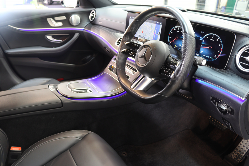 メルセデスベンツ Eクラス E200 ｽﾎﾟｰﾂ AMGﾗｲﾝｲﾝﾃﾘｱ&ｴｸｽｸﾙｰｼﾌﾞ&ﾚｰﾀﾞｰｾｰﾌﾃｨPKG　BSG搭載 後期 ｷｰﾚｽｺﾞｰ 黒本革 ﾍｯﾄﾞｱｯﾌﾟD MBUXﾅﾋﾞTV ｽﾏﾎ連携 ﾌﾞﾙﾒｽﾀｰ 360ｶﾒﾗ PTS LEDﾗｲﾄ 自動ﾄﾗﾝｸ AMGｴｱﾛ&19AW ﾜｲﾔﾚｽ充電 9AT　2年保証