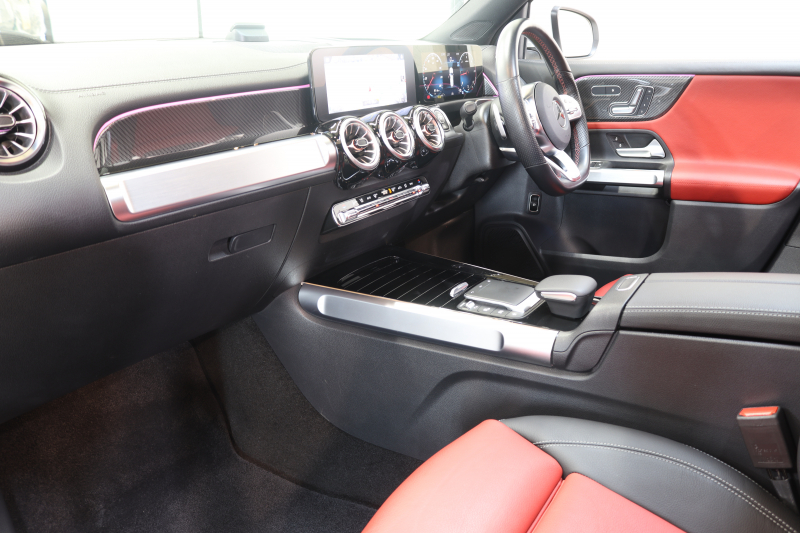 メルセデスベンツ GLB GLB200d 4MATIC AMGﾗｲﾝ AMGﾚｻﾞｰｴｸｽｸﾙｰｼﾌﾞ&ﾅﾋﾞｹﾞｰｼｮﾝ&ﾚｰﾀﾞｰｾｰﾌﾃｨPKG　ｷｰﾚｽｺﾞｰ 赤/黒本革 ﾊﾟﾉﾗﾏSR ﾍｯﾄﾞｱｯﾌﾟD MBUXﾅﾋﾞTV ｽﾏﾎ連携 360ｶﾒﾗ PTS LEDﾗｲﾄ ﾊﾝｽﾞﾌﾘｰA AMGｴｱﾛ&19AW ﾜｲﾔﾚｽ充電 8AT　新車保証継承可