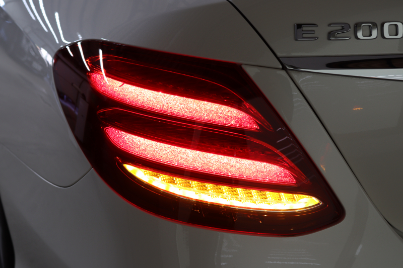 メルセデスベンツ Eクラス E200 AVG AMGﾗｲﾝ ｴｸｽｸﾙｰｼﾌﾞ&ﾚｰﾀﾞｰｾｰﾌﾃｨPKG　BSG搭載 中期 NEWｽﾃｱﾘﾝｸﾞ ｷｰﾚｽｺﾞｰ 黒本革 ﾍｯﾄﾞｱｯﾌﾟD HDDﾅﾋﾞTV ｽﾏﾎ連携 ﾌﾞﾙﾒｽﾀｰ 360ｶﾒﾗ PTS LEDﾗｲﾄ 自動ﾄﾗﾝｸ AMGｴｱﾛ&19AW ﾀﾞｲﾅﾐｯｸｾﾚｸﾄ 9AT　2年保証