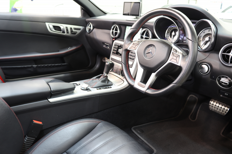 メルセデスベンツ SLKクラス SLK200 ｴｸｽｸﾙｰｼﾌﾞ AMGｽﾎﾟｰﾂ&ﾚｰﾀﾞｰｾｰﾌﾃｨPKG　中期 黒本革 ｴｱｽｶｰﾌ ﾏｼﾞｯｸｽｶｲR HDDﾅﾋﾞTV BT音楽 DSRC ｷｾﾉﾝ AMGｴｱﾛ&18AW ﾄﾗﾝｸｽﾎﾟｲﾗｰ ｴｱｶﾞｲﾄﾞ ﾊﾟﾅﾒﾘｶｰﾅｸﾞﾘﾙ ｷｰﾚｽｺﾞｰ　2年保証