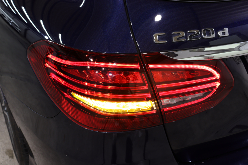 メルセデスベンツ Cクラス C220dｽﾃｰｼｮﾝﾜｺﾞﾝ AVG AMGﾗｲﾝ ﾚｻﾞｰｴｸｽｸﾙｰｼﾌﾞ&ﾚｰﾀﾞｰｾｰﾌﾃｨPKG　後期 ｷｰﾚｽｺﾞｰ 黒本革 ﾍｯﾄﾞｱｯﾌﾟD HDDﾅﾋﾞTV ｽﾏﾎ連携 ﾌﾞﾙﾒｽﾀｰ ﾊﾞｯｸｶﾒﾗ PTS LEDﾗｲﾄ ﾊﾝｽﾞﾌﾘｰA AMGｴｱﾛ&18AW ｴｱｻｽ 9AT 希少色ｶﾊﾞﾝｻｲﾄﾌﾞﾙｰ　2年保証