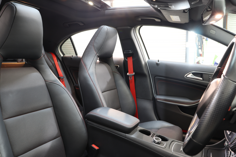 AMG Aクラス A45 4MATIC ﾚｰﾀﾞｰｾｰﾌﾃｨPKG　1ｵｰﾅｰ 黒本革 ﾊﾟﾉﾗﾏSR HDDﾅﾋﾞTV BT音楽 Bｶﾒﾗ PTS DSRC ｷｾﾉﾝﾗｲﾄ ﾚｯﾄﾞｼｰﾄﾍﾞﾙﾄ AMG専用装備&ﾁｭｰﾆﾝｸﾞ 7AT　2年保証
