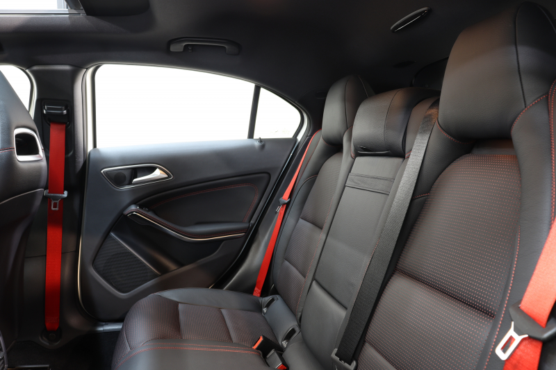 AMG Aクラス A45 4MATIC ﾚｰﾀﾞｰｾｰﾌﾃｨPKG　1ｵｰﾅｰ 黒本革 ﾊﾟﾉﾗﾏSR HDDﾅﾋﾞTV BT音楽 Bｶﾒﾗ PTS DSRC ｷｾﾉﾝﾗｲﾄ ﾚｯﾄﾞｼｰﾄﾍﾞﾙﾄ AMG専用装備&ﾁｭｰﾆﾝｸﾞ 7AT　2年保証