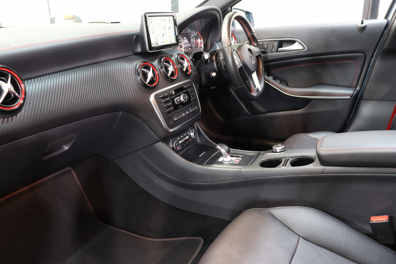 AMG Aクラス A45 4MATIC ﾚｰﾀﾞｰｾｰﾌﾃｨPKG　中期 ｷｰﾚｽｺﾞｰ 黒本革 ﾚｯﾄﾞｼｰﾄﾍﾞﾙﾄ ﾊﾟﾉﾗﾏSR HDDﾅﾋﾞTV&ｷｬﾝｾﾗｰ ﾊﾞｯｸｶﾒﾗ PTS ｷｾﾉﾝ AMG専用装備&ﾁｭｰﾆﾝｸﾞ 7AT 希少色ﾕﾆﾊﾞｰｽﾌﾞﾙｰ　2年保証