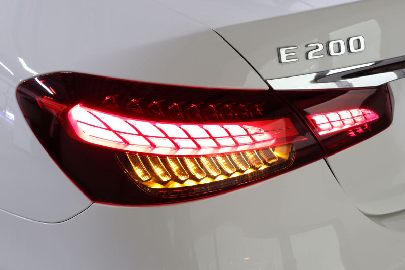 メルセデスベンツ Eクラス E200 ｽﾎﾟｰﾂ AMGﾗｲﾝｲﾝﾃﾘｱ&ｴｸｽｸﾙｰｼﾌﾞ&ﾚｰﾀﾞｰｾｰﾌﾃｨPKG　BSG搭載 後期 ｷｰﾚｽｺﾞｰ 黒本革 ﾊﾟﾉﾗﾏSR ﾍｯﾄﾞｱｯﾌﾟD MBUXﾅﾋﾞTV&ARﾅﾋﾞ ｽﾏﾎ連携 ﾌﾞﾙﾒｽﾀｰ 360ｶﾒﾗ PTS LEDﾗｲﾄ 自動ﾄﾗﾝｸ AMGｴｱﾛ&19AW ﾜｲﾔﾚｽ充電 9AT　2年保証