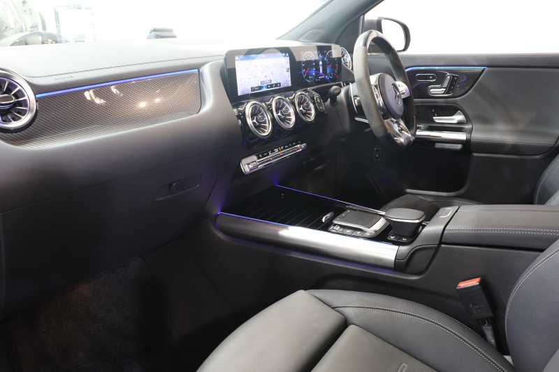 AMG GLA GLA45S 4MATIC+ ﾚｰﾀﾞｰｾｰﾌﾃｨPKG　現行 ｷｰﾚｽｺﾞｰ 灰/黒本革 ﾊﾟﾉﾗﾏSR MBUXﾅﾋﾞTV BT音楽 360ｶﾒﾗ PTS LEDﾗｲﾄ ﾊﾝｽﾞﾌﾘｰA AMG専用装備&ﾁｭｰﾆﾝｸﾞ ﾜｲﾔﾚｽ充電 8AT 希少色ﾏｳﾝﾃﾝｸﾞﾚｰ　2年保証