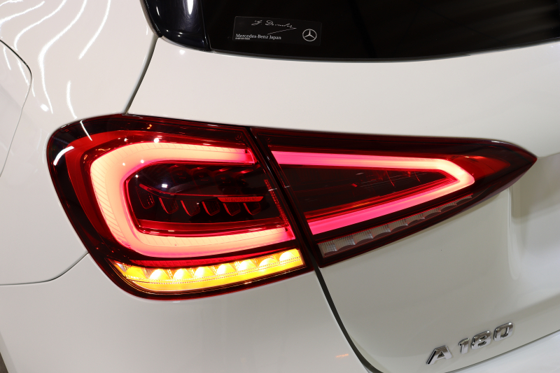 メルセデスベンツ Aクラス A180ｽﾀｲﾙ AMGﾗｲﾝ AMGﾚｻﾞｰｴｸｽｸﾙｰｼﾌﾞ&ｱﾄﾞﾊﾞﾝｽﾄﾞ&ﾅﾋﾞｹﾞｰｼｮﾝ&ﾚｰﾀﾞｰｾｰﾌﾃｨPKG　ｷｰﾚｽｺﾞｰ 灰/黒本革 ﾊﾟﾉﾗﾏSR ﾍｯﾄﾞｱｯﾌﾟD MBUXﾅﾋﾞTV BT音楽 ｱﾄﾞﾊﾞﾝｽﾄﾞｻｳﾝﾄﾞ 360ｶﾒﾗ PTS LEDﾗｲﾄ AMGｴｱﾛ&18AW ﾀﾞｲﾅﾐｯｸS　2年保証