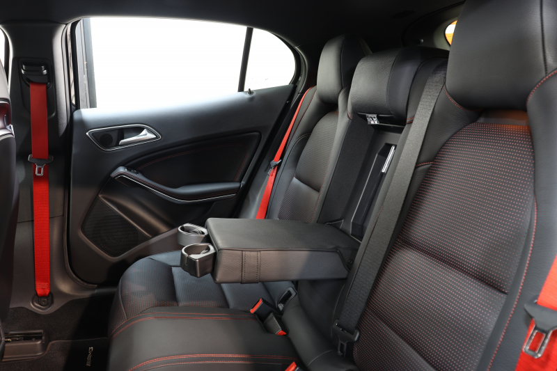 AMG GLA GLA45 4MATIC ｴﾃﾞｨｼｮﾝ1 ﾚｰﾀﾞｰｾｰﾌﾃｨPKG　300台限定車 専用黒本革 HDDﾅﾋﾞTV ﾊﾞｯｸｶﾒﾗ PTS ｷｾﾉﾝﾗｲﾄ 自動Rｹﾞｰﾄ AMG専用装備&ﾁｭｰﾆﾝｸﾞ 専用ｴｱﾛ&ﾃﾞｶｰﾙ 7AT　2年保証