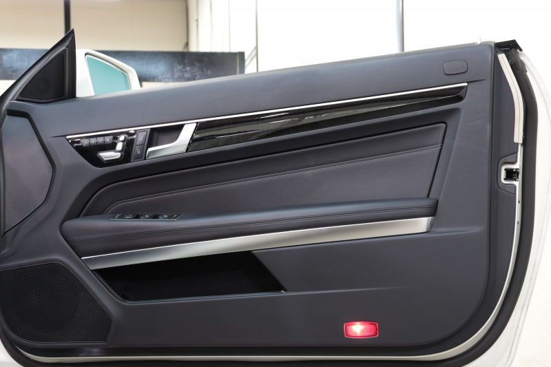 メルセデスベンツ Eクラス E250ｶﾌﾞﾘｵﾚ AMGｽﾎﾟｰﾂ&ﾚｰﾀﾞｰｾｰﾌﾃｨPKG　後期 ｷｰﾚｽｺﾞｰ 黒本革 Sﾋｰﾀｰ&ｴｱｽｶｰﾌ HDDﾅﾋﾞTV BT音楽 ｽﾏﾎ連携 360ｶﾒﾗ PTS LEDﾗｲﾄ AMGｴｱﾛ&18AW ﾄﾞﾗﾌﾄｽﾄｯﾌﾟ 黒幌 7AT　2年保証
