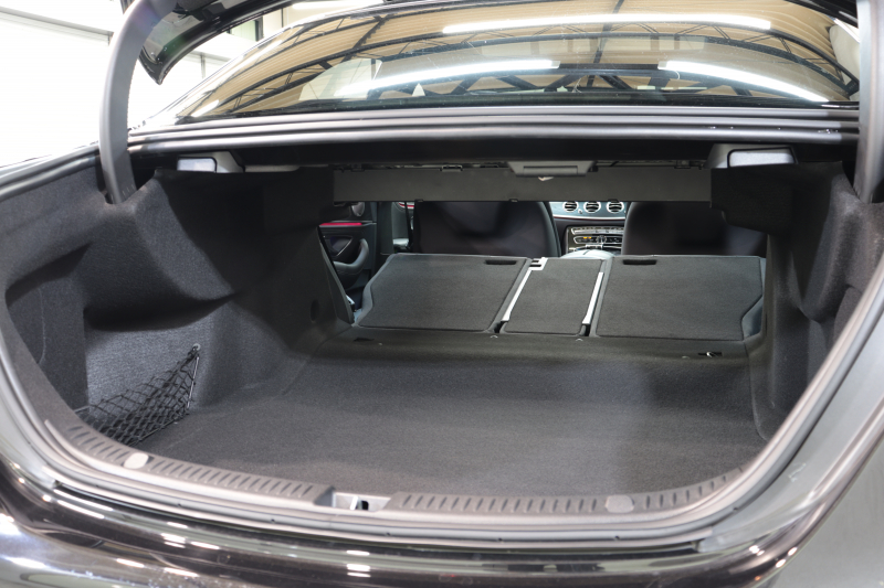 メルセデスベンツ Eクラス E220d AVG ｽﾎﾟｰﾂ ﾚｻﾞｰｴｸｽｸﾙｰｼﾌﾞ&ﾚｰﾀﾞｰｾｰﾌﾃｨPKG　ｷｰﾚｽｺﾞｰ 黒本革 ｼｰﾄﾋｰﾀｰ ﾊﾟﾉﾗﾏSR ﾍｯﾄﾞｱｯﾌﾟD HDDﾅﾋﾞTV ｽﾏﾎ連携 360ｶﾒﾗ PTS LEDﾗｲﾄ 自動ﾄﾗﾝｸ AMGｴｱﾛ&19AW ﾀﾞｲﾅﾐｯｸS 9AT　2年保証