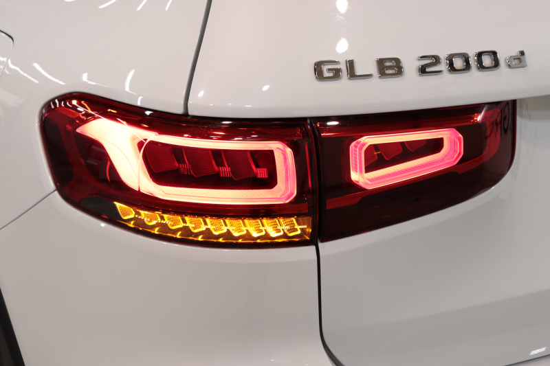 メルセデスベンツ GLB GLB200d 4MATIC AMGﾗｲﾝ AMGﾚｻﾞｰｴｸｽｸﾙｰｼﾌﾞ&ﾅﾋﾞｹﾞｰｼｮﾝ&ﾚｰﾀﾞｰｾｰﾌﾃｨPKG　1ｵｰﾅｰ 赤/黒本革 MBUXﾅﾋﾞTV BT音楽 360ｶﾒﾗ PTS LEDﾗｲﾄ 自動Rｹﾞｰﾄ AMGｴｱﾛ&19AW 8AT　2年保証